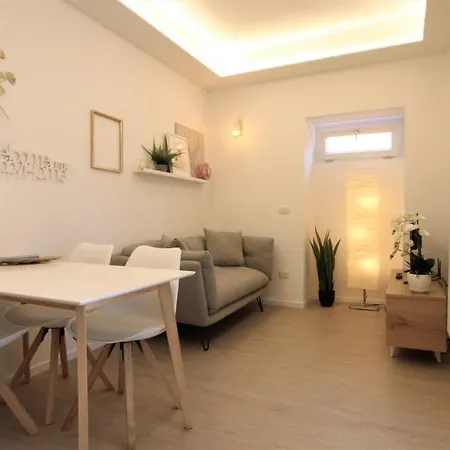 Apartment Dan's First. Como